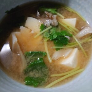 舞茸と豆腐と三つ葉の味噌汁